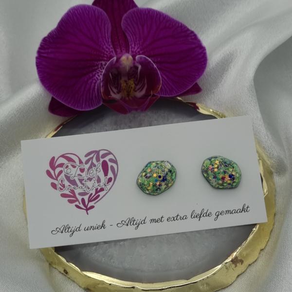 Handgemaakte epoxy oorstekers 'kiezel' - mint glitter