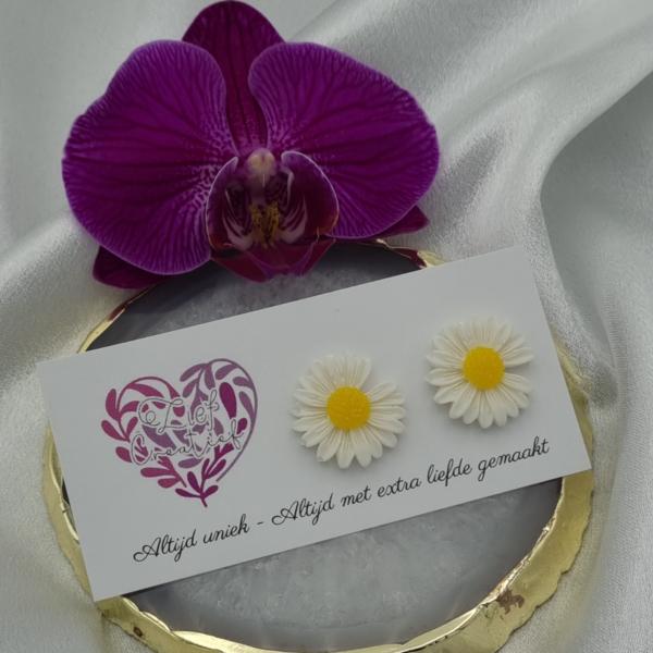 Handgemaakte epoxy oorstekers 'madeliefje'- geel