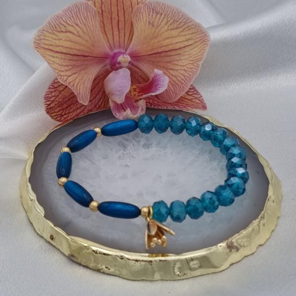Handgemaakte armband met vergulde bedel - petrol