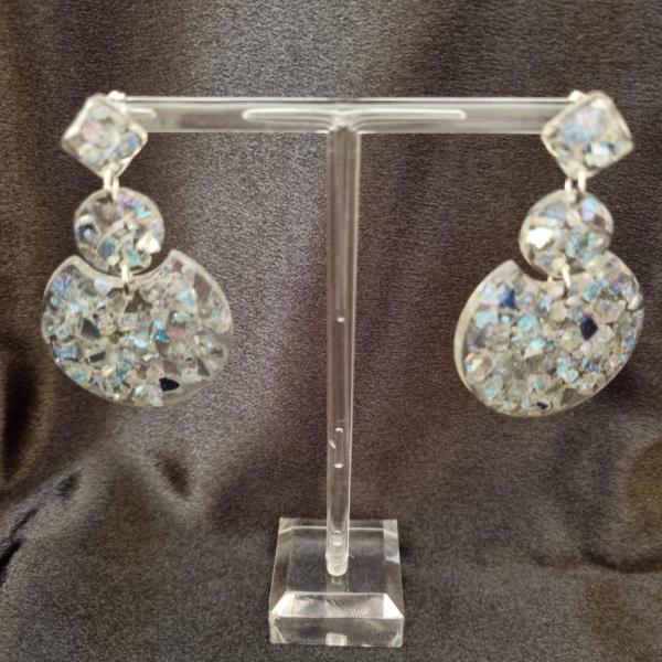 Epoxy oorbellen ‘stijlvol’ ingelegd met gespiegeld glas
