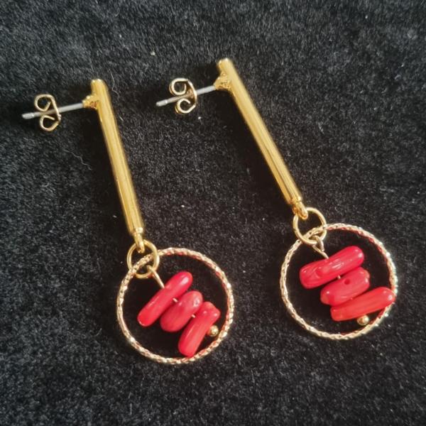 Vergulde oorbellen met bamboekoraal