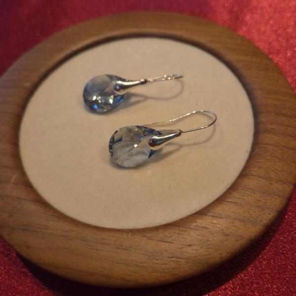 925 zilveren oorhaken met hanger van Oostenrijks kristal - zacht blauw