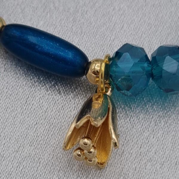 Handgemaakte armband met vergulde bedel - petrol