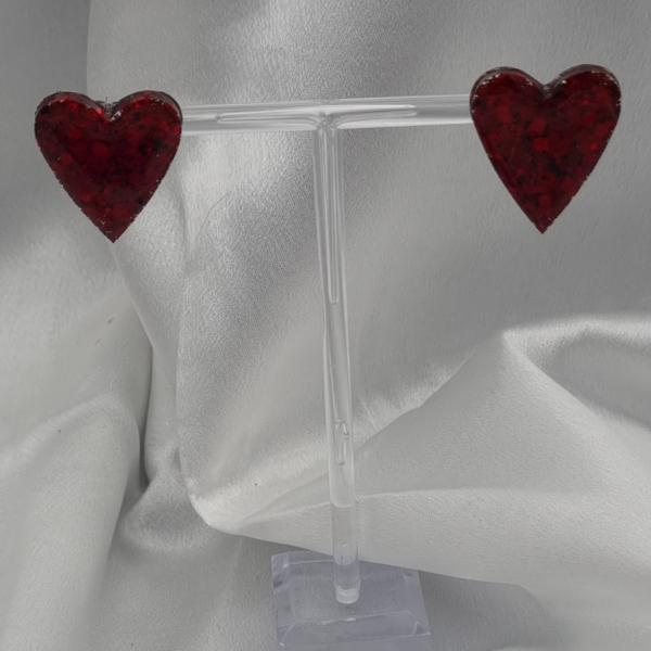Handgemaakte epoxy oorstekers 'hart groot' - rood glitter