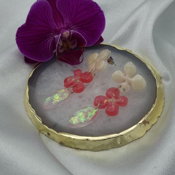 Handgemaakte epoxy oorbellen 'bloemenregen' - parelmoer roze