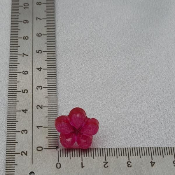 Handgemaakte epoxy oorstekers 'bloem facet' - roze