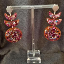 Epoxy oorbellen ‘volle maan’ ingelegd met gekleurd glas