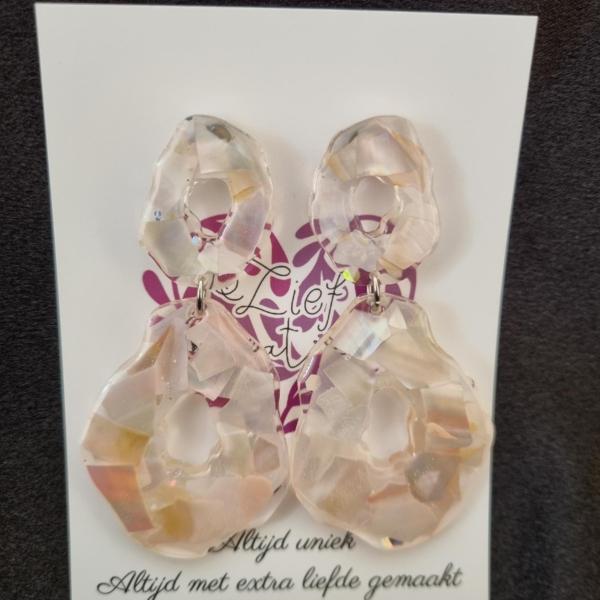 Epoxy oorbellen ‘flair’ met parelmoer – licht roze