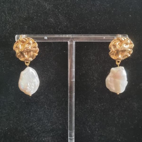 Vergulde oorbellen met dikke zoetwaterparel