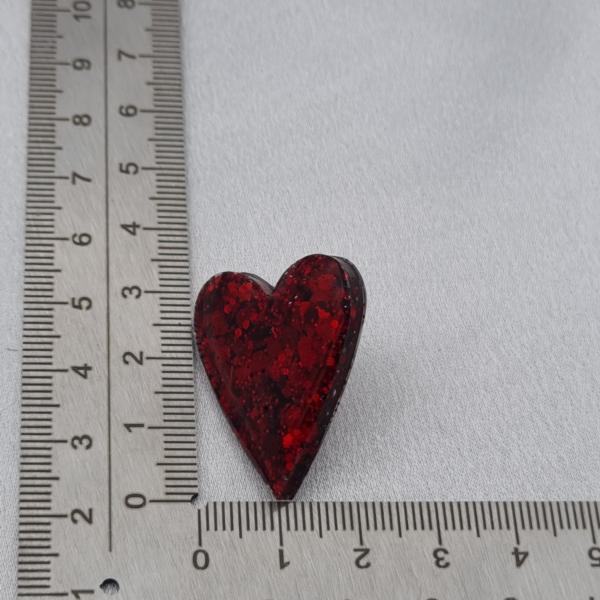 Handgemaakte epoxy oorstekers 'hart groot' - rood glitter