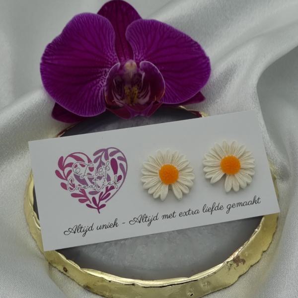 Handgemaakte epoxy oorstekers 'madeliefje'- oranje