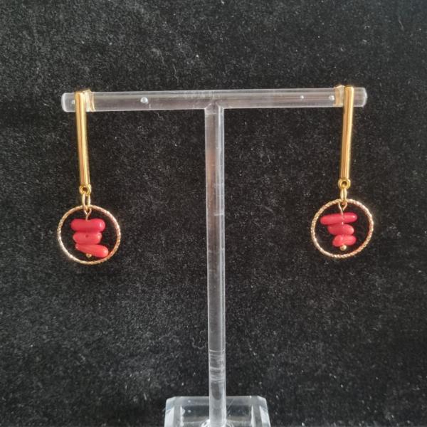 Vergulde oorbellen met bamboekoraal