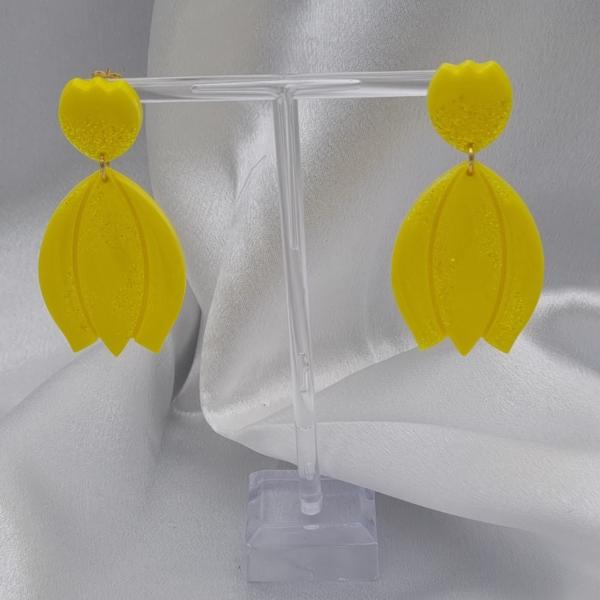 Handgemaakte epoxy oorbellen 'tulp' - geel