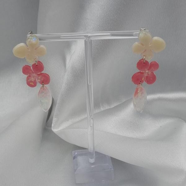 Handgemaakte epoxy oorbellen 'bloemenregen' - parelmoer roze