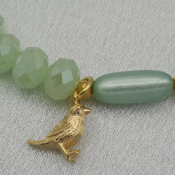 Handgemaakte armband met vergulde bedel