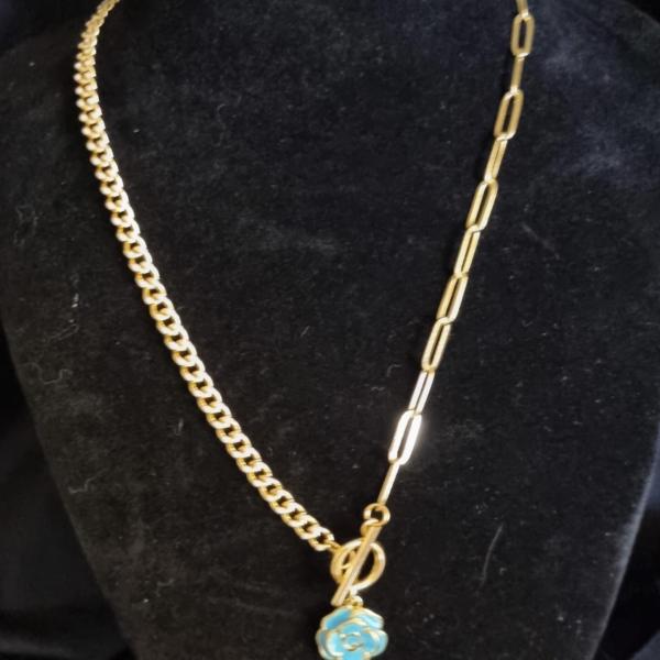 Vergulde ketting met bloem bedel - blauw