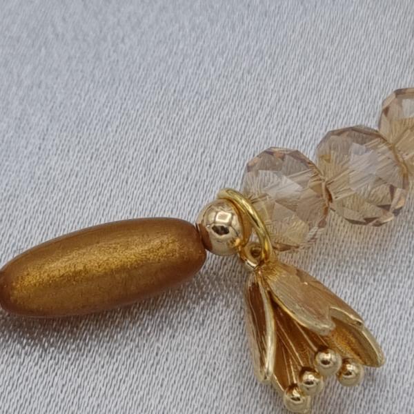 Handgemaakte armband met vergulde bedel - karamel