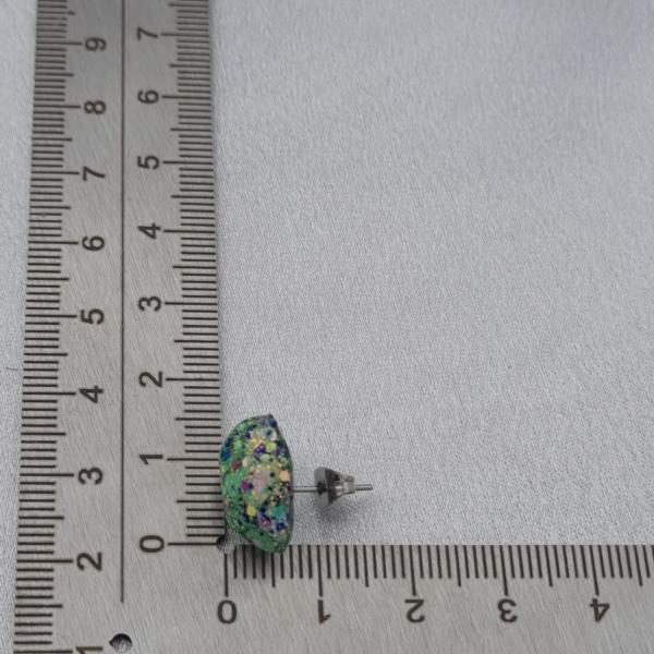 Handgemaakte epoxy oorstekers 'kiezel' - mint glitter