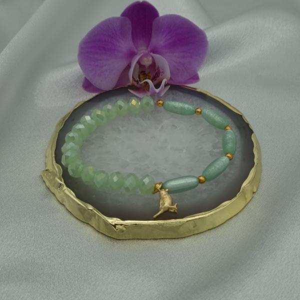 Handgemaakte armband met vergulde bedel