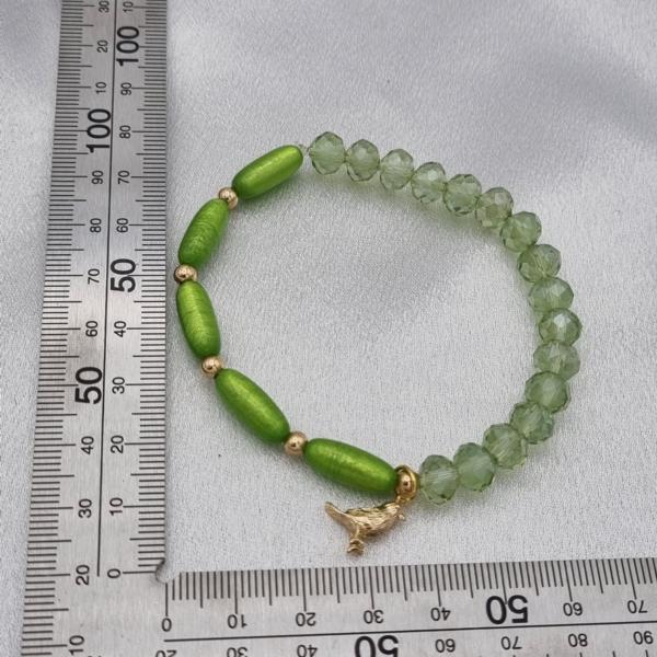 Handgemaakte armband met vergulde bedel - appelgroen
