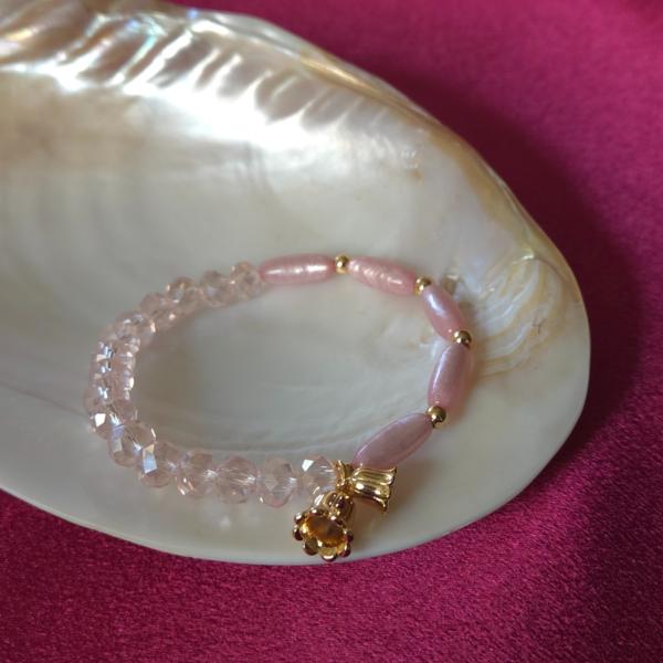 Handgemaakte armband met vergulde bloembedel