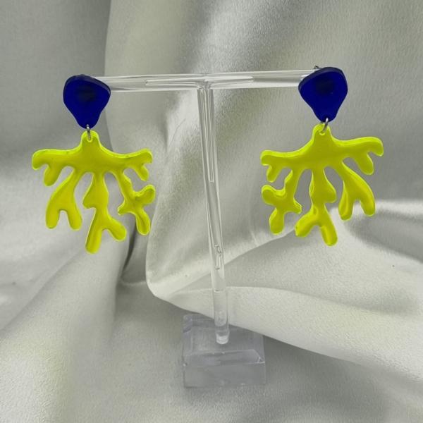 Handgemaakte epoxy oorbellen 'koraal' - neon geel