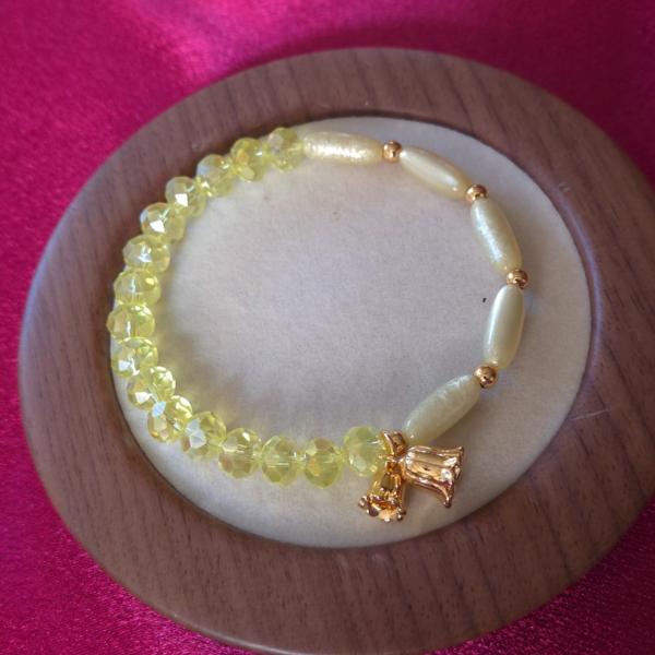 Handgemaakte armband met vergulde bloembedel