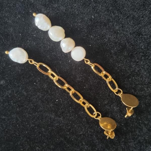 RVS oorbellen lang met zoetwaterparels - goud