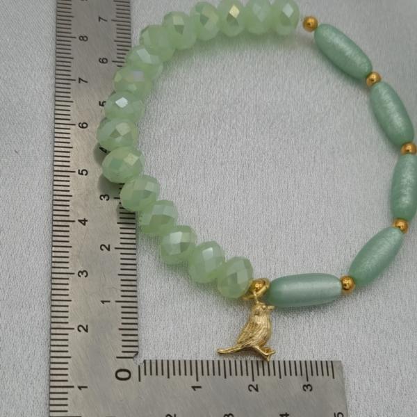 Handgemaakte armband met vergulde bedel