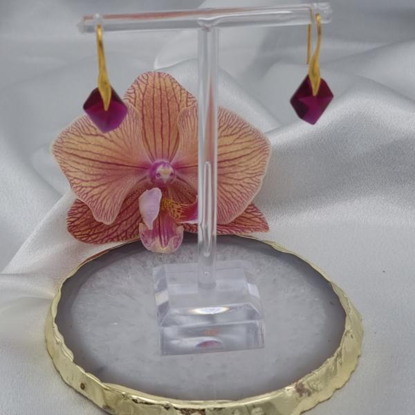 Vergulde oorbellen met kristallen hangers - fuchsia