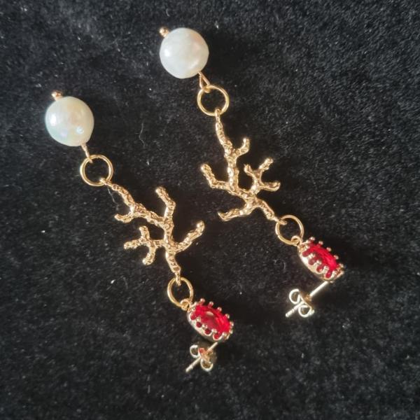 Oorbellen met zoetwaterparels en rode zirkoniasie