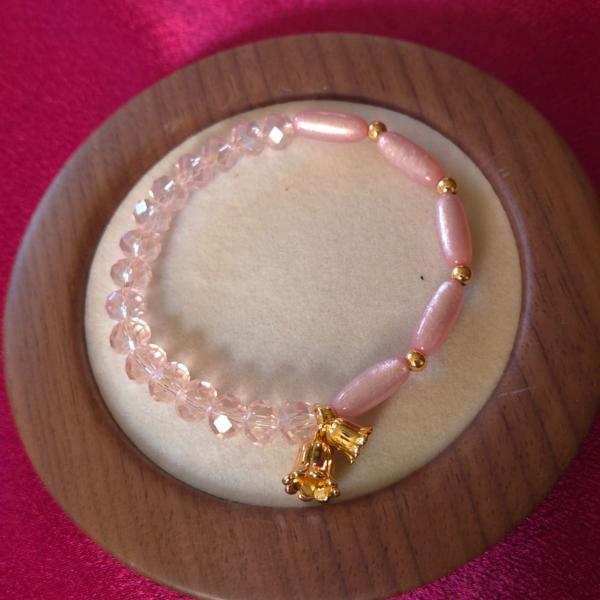 Handgemaakte armband met vergulde bloembedel