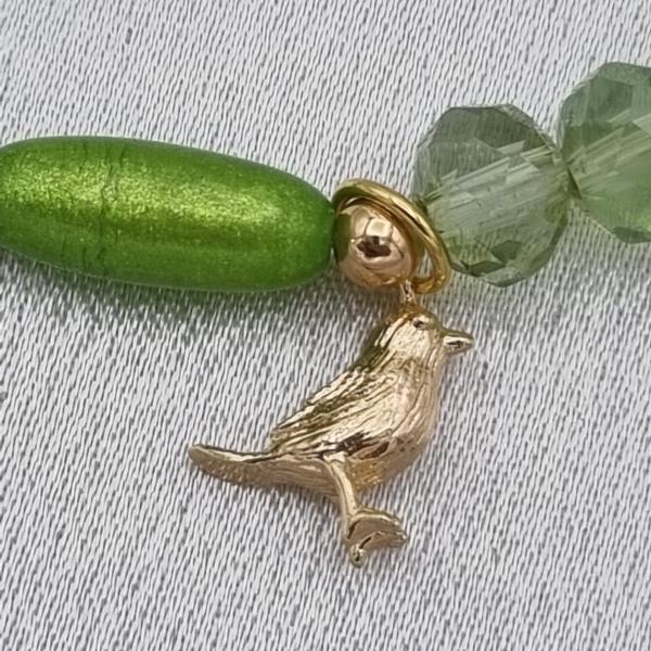 Handgemaakte armband met vergulde bedel - appelgroen