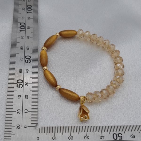 Handgemaakte armband met vergulde bedel - karamel