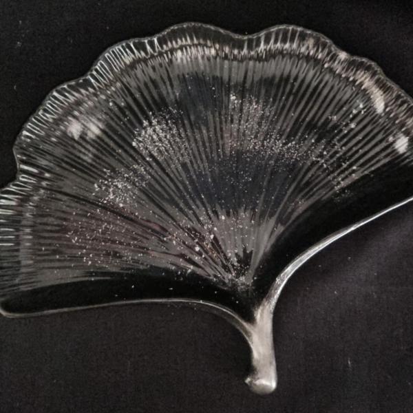 Uniek epoxy schaaltje ‘Ginkgo’ zwart zilver + 2 amberblokjes