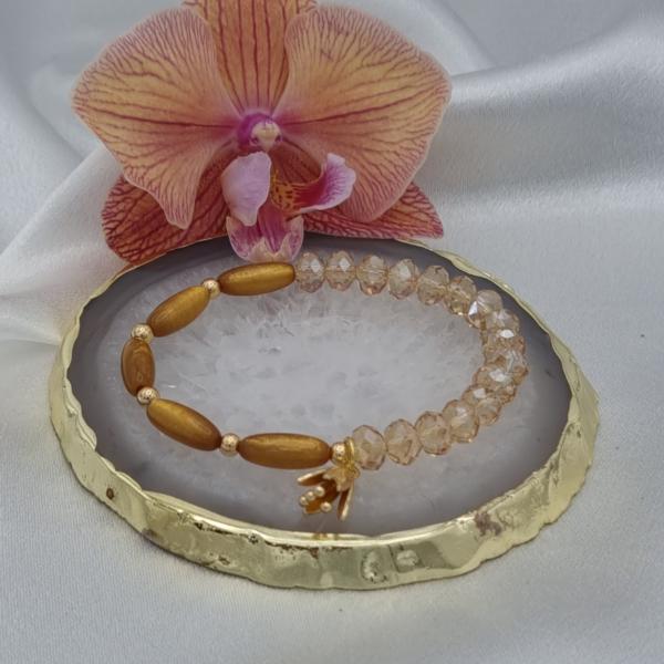 Handgemaakte armband met vergulde bedel - karamel