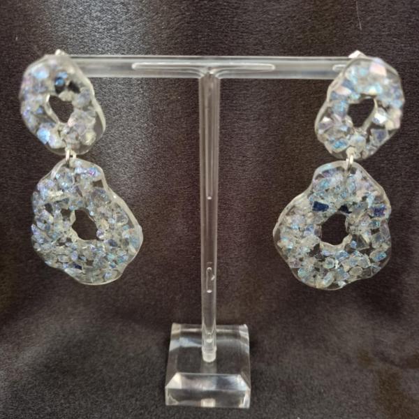 Epoxy oorbellen ‘flair’ ingelegd met gespiegeld glas