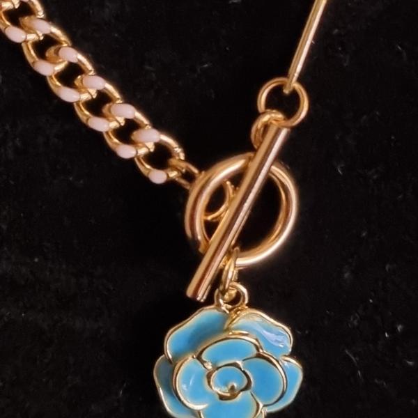 Vergulde ketting met bloem bedel - blauw