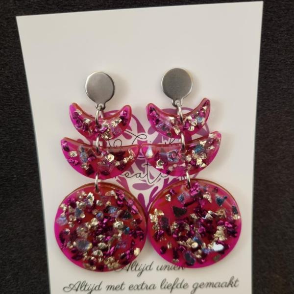 Epoxy oorbellen ‘volle maan’ ingelegd met gekleurd glas