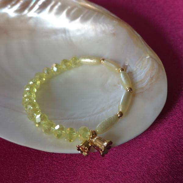 Handgemaakte armband met vergulde bloembedel