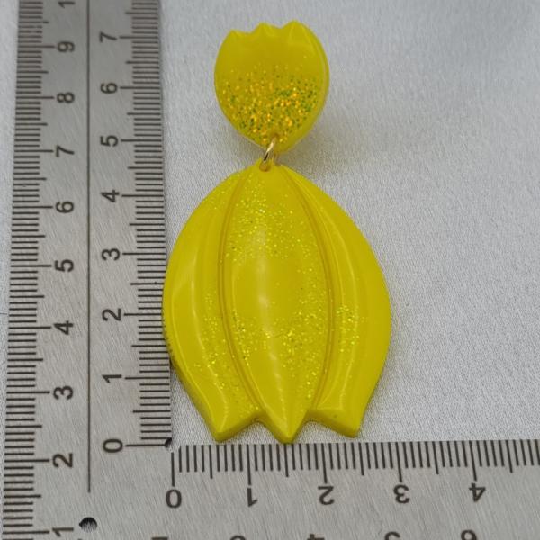 Handgemaakte epoxy oorbellen 'tulp' - geel