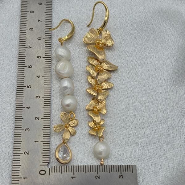 Asymmetrische vergulde oorbellen met zoetwater parels