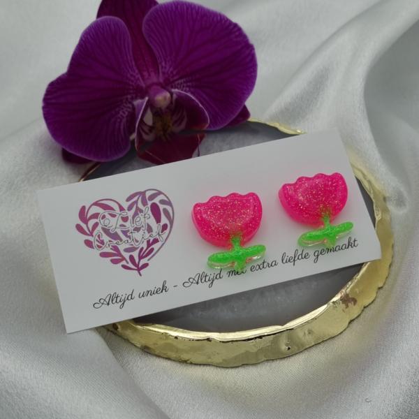 Handgemaakte epoxy oorstekers 'tulp' - neon roze