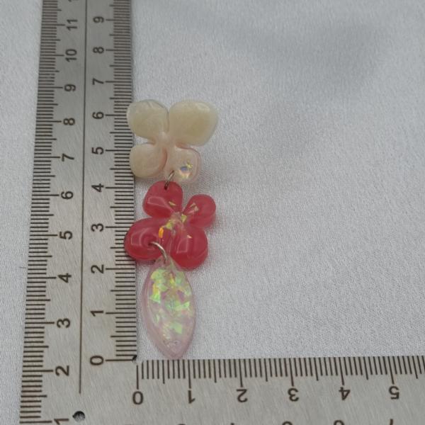 Handgemaakte epoxy oorbellen 'bloemenregen' - parelmoer roze