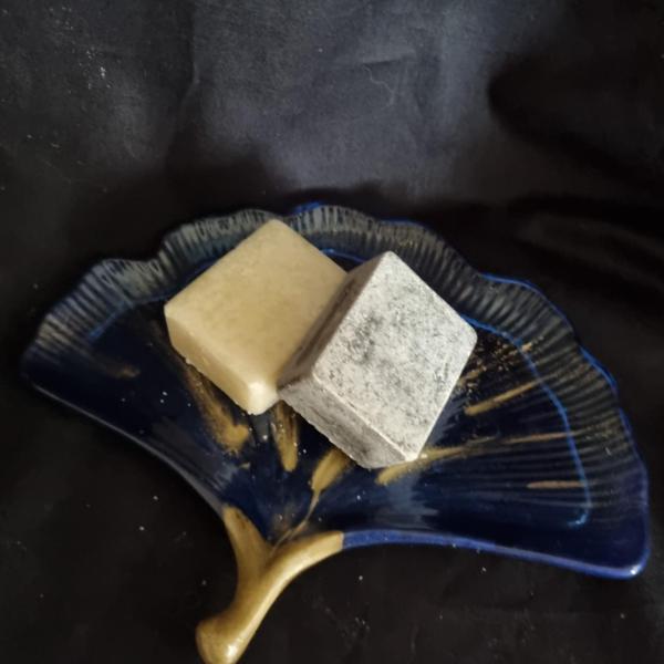 Uniek epoxy schaaltje ‘Ginkgo’ blauw + 2 amberblokjes