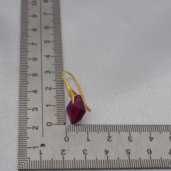 Vergulde oorbellen met kristallen hangers - fuchsia