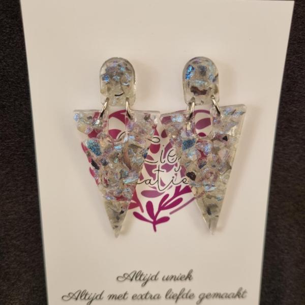 Epoxy oorbellen ‘puntgaaf’ – ingelegd met gespiegeld glas