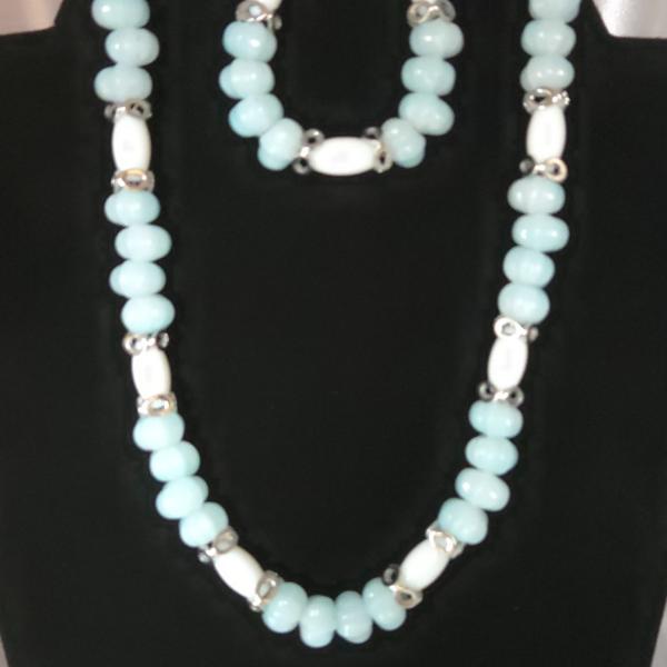 Sieradenset glas en Jade - lichtblauw/wit