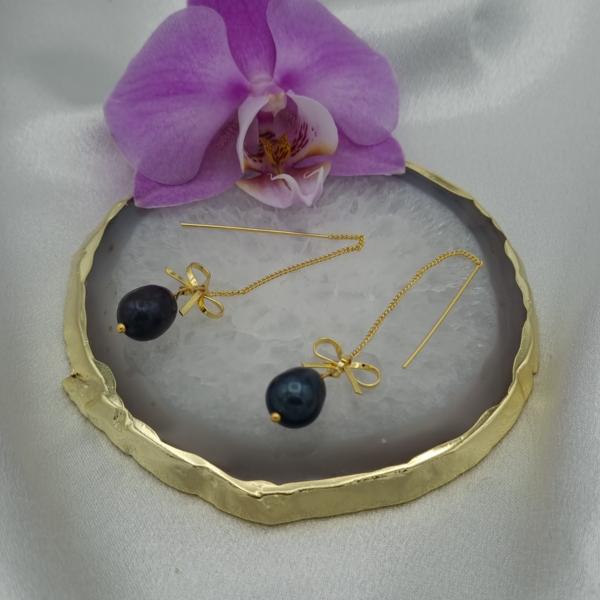 Handgemaakte vergulde doortrek oorbellen met strikjes en zoetwater parels