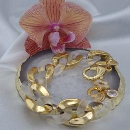 Acryl schakelarmband met vergulde onderdelen - wit/goud